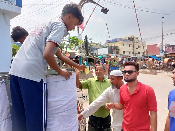 নীলফামারী সৈয়দপুরেও চলছে প্রচন্ড তাপমাত্রা   তৃষ্ণা মিটাতে শহরের ৮ নং ওয়ার্ডের সেচ্ছায় কাজ করে যাচ্ছে  রাহাত লোহানী